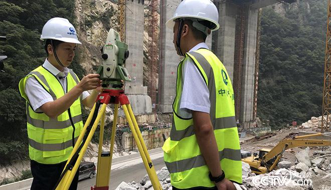 白芝勇(左一)帶著徒弟進(jìn)行測(cè)量外業(yè)觀測(cè)練習(xí) 央視網(wǎng)記者 弟辰晨/攝