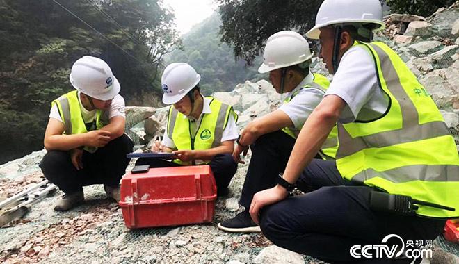 白芝勇(左二)現(xiàn)場(chǎng)指導(dǎo)青年技術(shù)人員 央視網(wǎng)記者 弟辰晨/攝