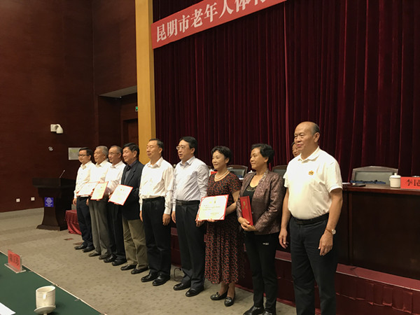 市老體協(xié)第七屆委員會名譽(yù)主席、顧問聘書頒發(fā)。記者俞逍 攝