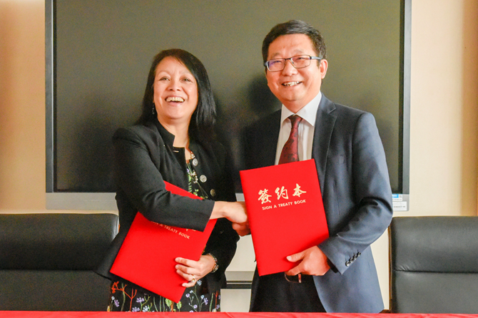 簽約后握手致意 簽約后握手致意