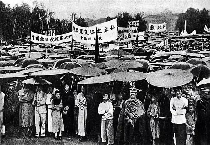 九一八事變后，杭州市各界群眾舉行抗日救國(guó)大會(huì)。9