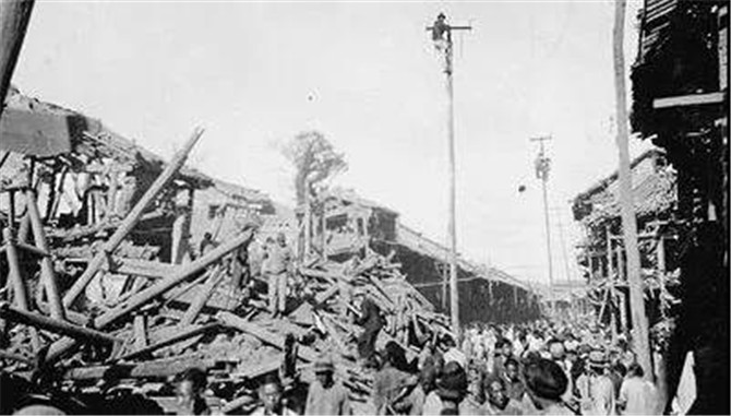 被轟炸后的昆明街道32