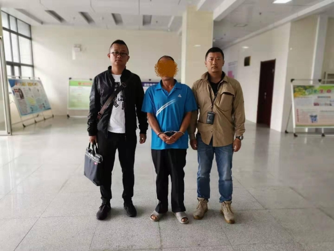 梁某某被勐臘警方抓獲歸案 梁某某被勐臘警方抓獲歸案