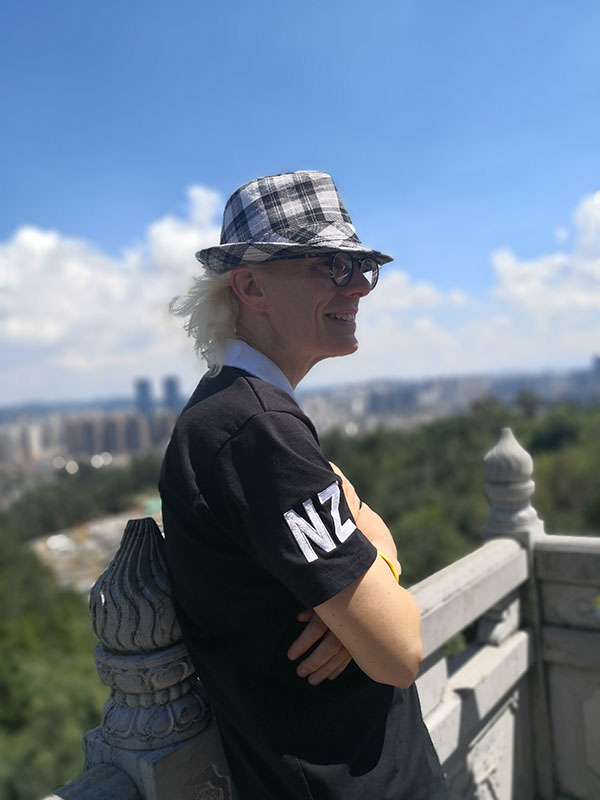 3 理查德在昆明欣賞昆明不一樣的藍(lán)天白云風(fēng)景。供圖