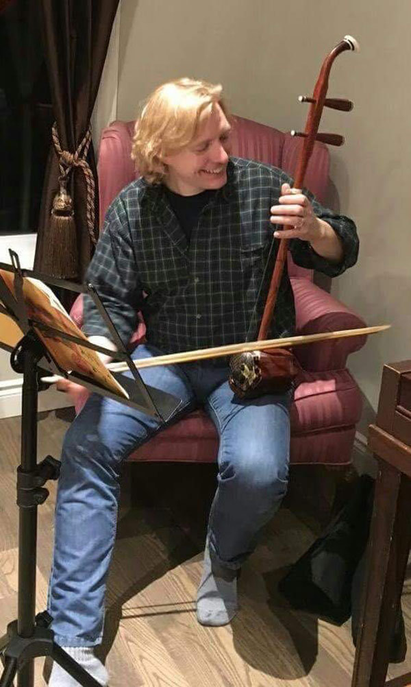 6 理查德正在認(rèn)真學(xué)習(xí)拉二胡。供圖