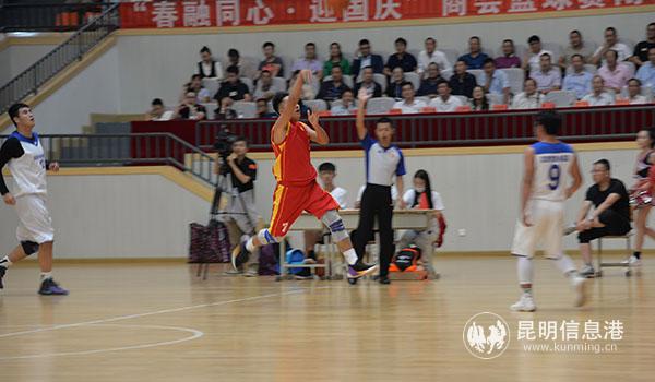 2 投籃瞬間。記者譚石艷 攝