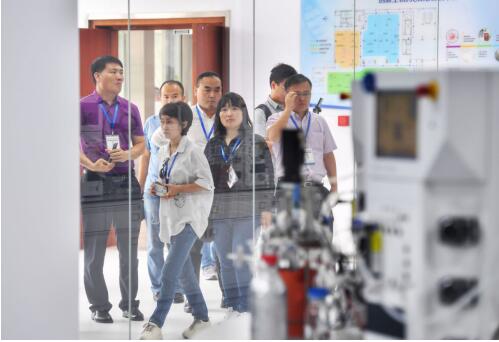 聚焦“科技創(chuàng)新+智能制造”：全國融媒體采訪團(tuán)走進(jìn)齊魯制藥