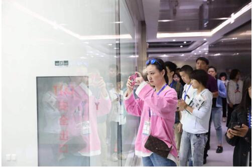 聚焦“科技創(chuàng)新+智能制造”：全國融媒體采訪團(tuán)走進(jìn)齊魯制藥