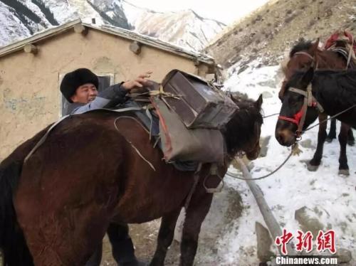 行醫(yī)27年，居馬泰·俄白克先后騎過4匹馬。