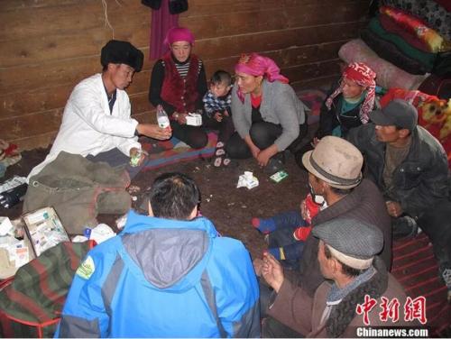 圖為居馬泰?俄白克講解分裝酒精和使用方法。 劉靈波 攝