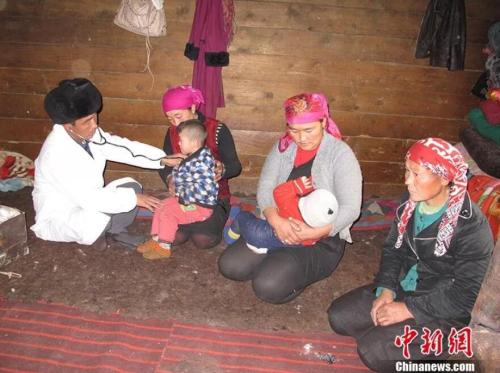 行醫(yī)時(shí)，居馬泰·俄白克還承擔(dān)著義務(wù)宣傳員的角色。