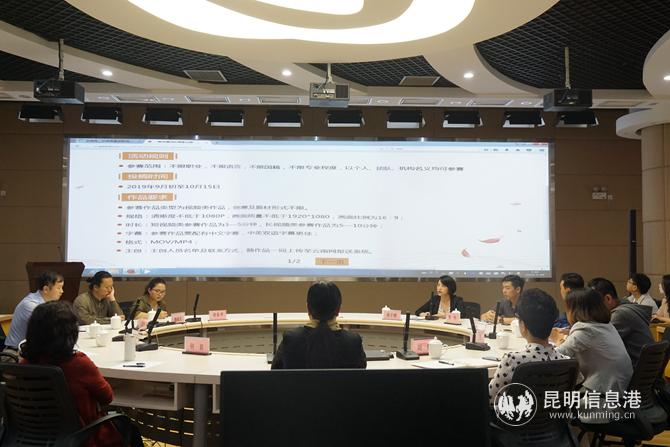 專家們共同討論，圍繞本次大賽提出建議。供圖