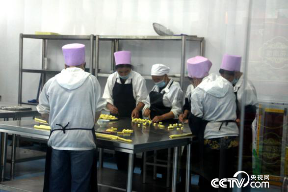 巾幗扶貧車間里正在工作的布楞溝村婦女（王甲鑄/攝）