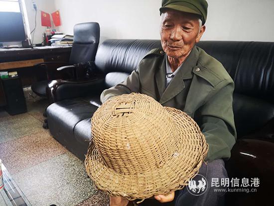 楊六堂展示當(dāng)時挖山帶的“安全帽”