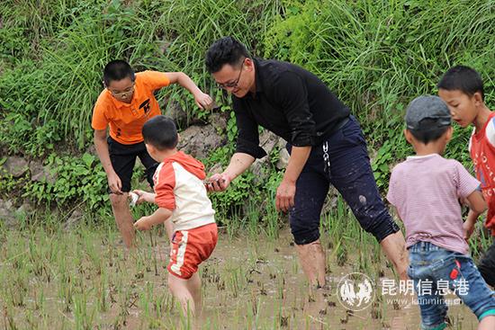摸魚活動。記者薛江濤攝