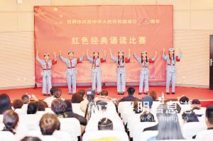 紅色經(jīng)典誦讀比賽在市圖書(shū)館舉行。 記者王俊星攝