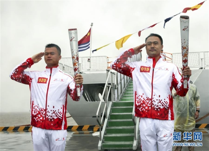 (體育)(4)第七屆世界軍人運動會火炬?zhèn)鬟f活動在海軍“和平方舟”站舉行