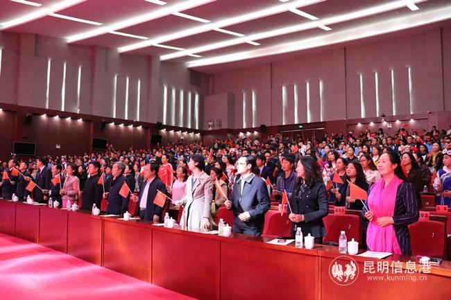 圖六 全場(chǎng)大合唱《我和我的祖國(guó)》將活動(dòng)推向高潮_副本 圖六 全場(chǎng)大合唱《我和我的祖國(guó)》將活動(dòng)推向高潮_副本