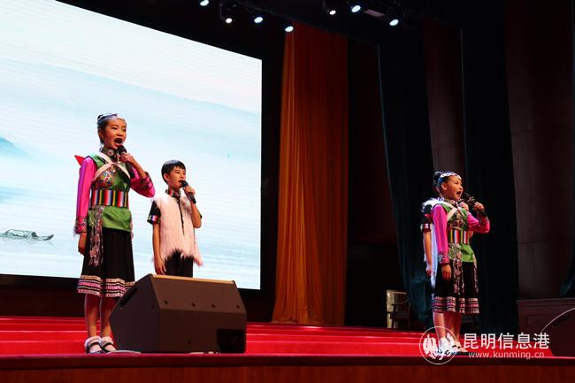 圖三 納西族小朋友用普通話和納西話雙語(yǔ)朗誦_副本 圖三 納西族小朋友用普通話和納西話雙語(yǔ)朗誦_副本