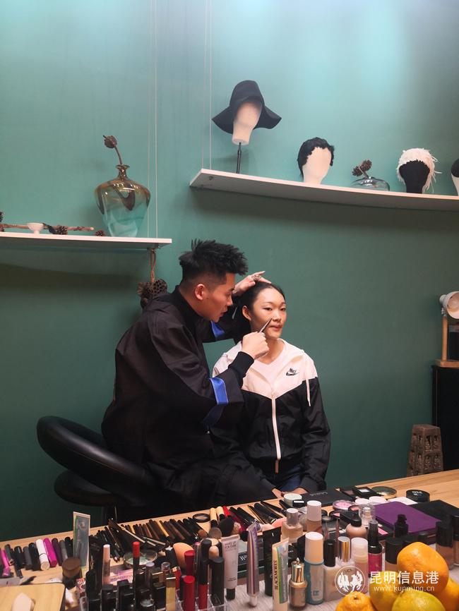 V.C老師邊化邊講解。記者王素晶攝_副本