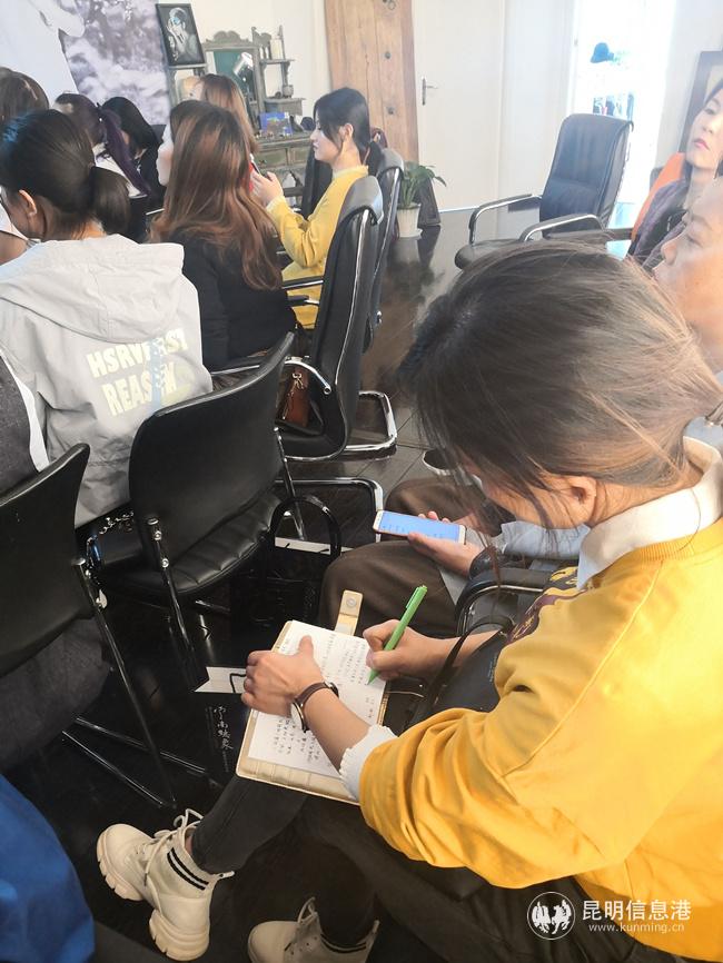 認真記筆記的粉絲。記者王素晶攝_副本