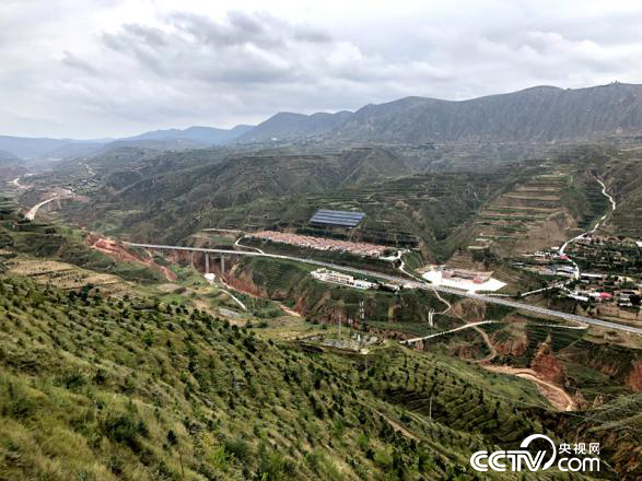 遠(yuǎn)眺布楞溝村（王甲鑄/攝）