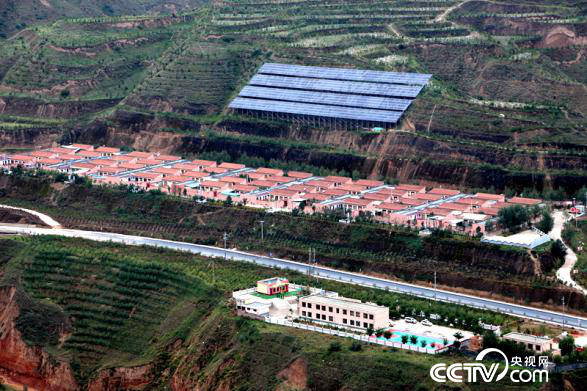 新建了56戶統(tǒng)一規(guī)劃的新農(nóng)村院落，村小學(xué)更是村里最漂亮的建筑。（王甲鑄/攝）