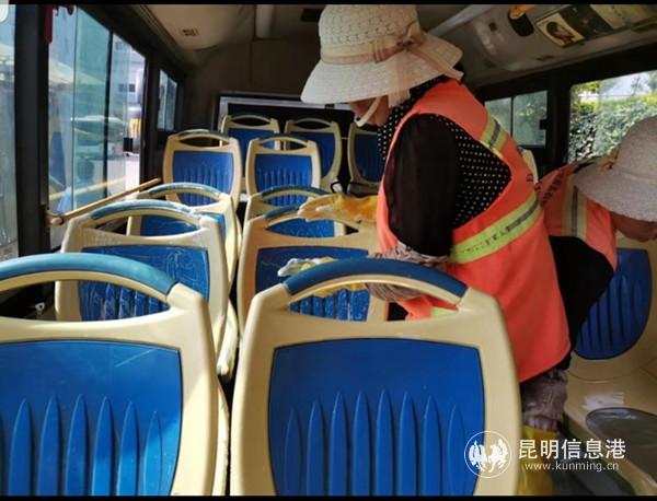 工作人員進行衛(wèi)生打掃(昆明公交三十八車隊開展車輛衛(wèi)生檢查工作) 工作人員進行衛(wèi)生打掃(昆明公交三十八車隊開展車輛衛(wèi)生檢查工作)