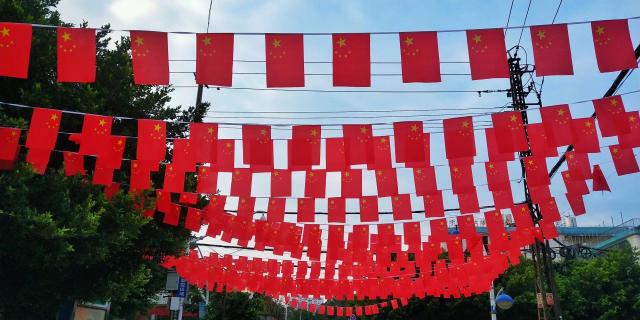 五星紅旗迎風(fēng)飄揚(yáng) 晉寧迎國(guó)慶氛圍濃厚