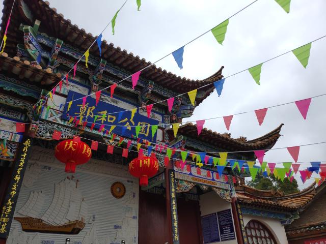 五星紅旗迎風(fēng)飄揚(yáng) 晉寧迎國(guó)慶氛圍濃厚