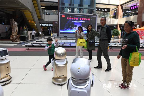 小朋友與機器人互動跳舞。昆明日報記者楊艷輝攝