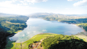 青山環(huán)繞的清水海一級(jí)保護(hù)核心區(qū)實(shí)現(xiàn)無(wú)人居住。 記者周密攝