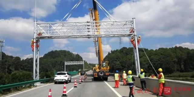 中交云南高速ETC門架吊裝全部完成