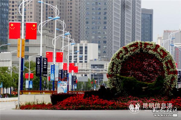 省市場監(jiān)督管理局門前日新路段，鮮花造型與五星紅旗相互映襯。網(wǎng)友“冰楓de那些年”攝