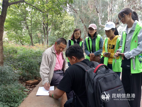 志愿者進(jìn)行實(shí)地調(diào)研