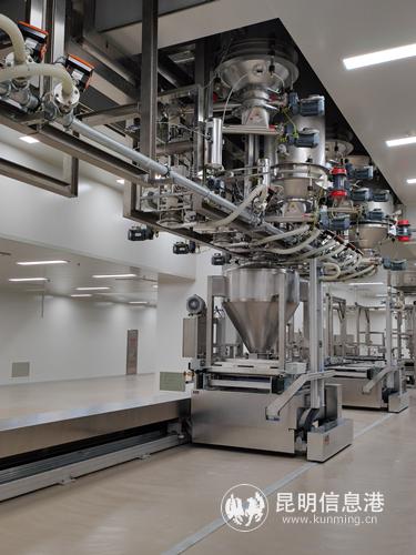 “讓機(jī)器人代替人工”的智能配料制膏系統(tǒng)    記者納婭攝