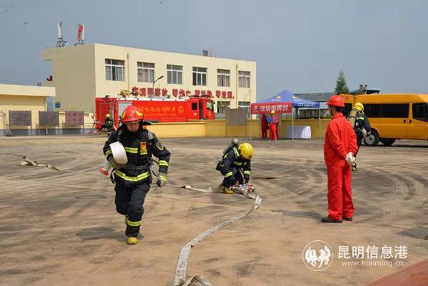 昆明市消防救援支隊到達現(xiàn)場 方敏攝 昆明市消防救援支隊到達現(xiàn)場 方敏攝