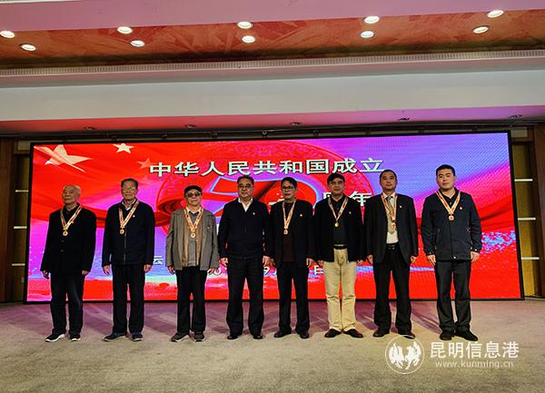 頒發(fā)紀(jì)念章 頒發(fā)紀(jì)念章