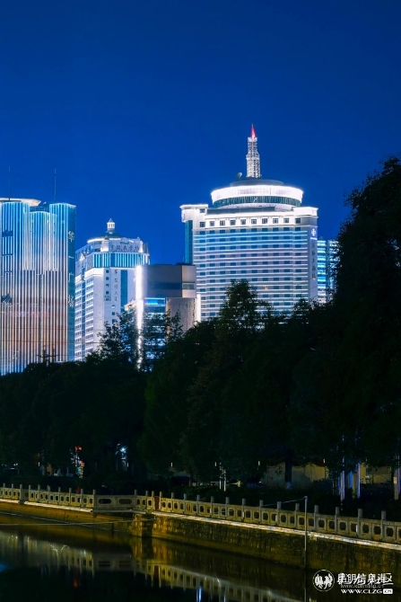 東風(fēng)東路天恒大廈。網(wǎng)友“田雨印象”攝