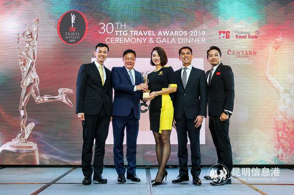 酷航首席執(zhí)行官李立興、旅業(yè)報(bào)亞洲董事總經(jīng)理黃漢明（Darren Ng）、酷航乘務(wù)員左女士（Zoey Zuo）、酷航首席商務(wù)官陳仁山及旅業(yè)報(bào)旅游貿(mào)易出版社出版人Pierre Quek于頒獎(jiǎng)儀式合影。