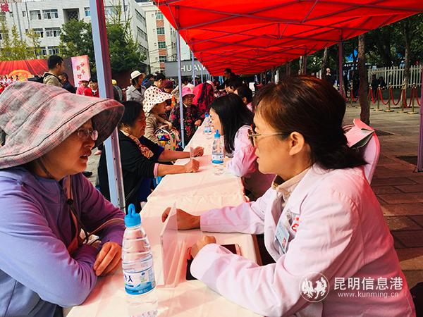 圖2 各位專家耐心接診每一位患者。