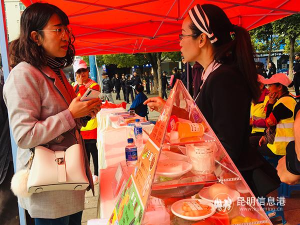 圖3 專家熱情細(xì)致的診療服務(wù)得到了群眾的一致好評。