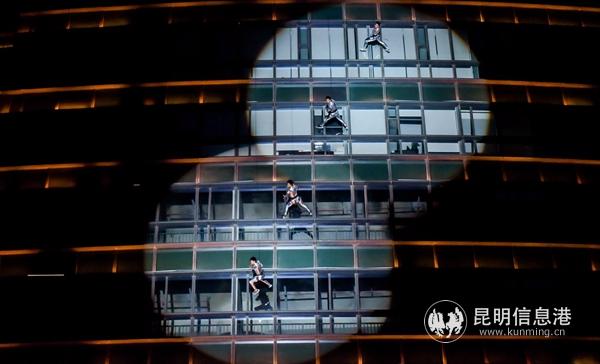 舞者在300米雙塔寫字樓垂直平面上開演 舞者在300米雙塔寫字樓垂直平面上開演