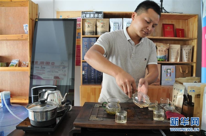 (在習(xí)近平新時(shí)代中國特色社會(huì)主義思想指引下——新時(shí)代新作為新篇章·總書記關(guān)心的百姓身邊事·圖文互動(dòng))(2)手機(jī)成為“新農(nóng)具” 莊戶人變“新店家”——農(nóng)村電商助力農(nóng)民豐收