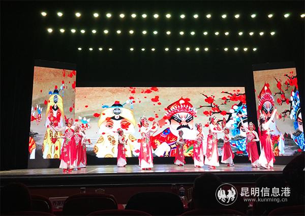 現(xiàn)場的表演。記者孫紅亮攝