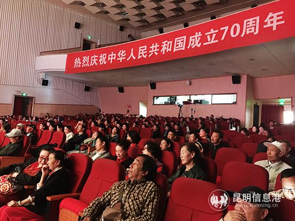 現(xiàn)場觀看比賽的觀眾。記者孫紅亮