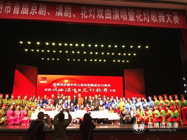 現(xiàn)場合影留念。記者孫紅亮攝