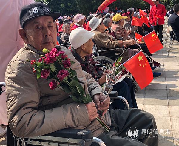 在昆明市社會(huì)福利院，獲得“優(yōu)秀長(zhǎng)者”稱號(hào)的老人手拿獎(jiǎng)杯。記者譚石艷 攝