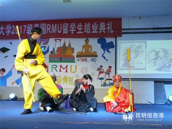 令楊(右一)扮演唐僧 供圖 令楊(右一)扮演唐僧 供圖