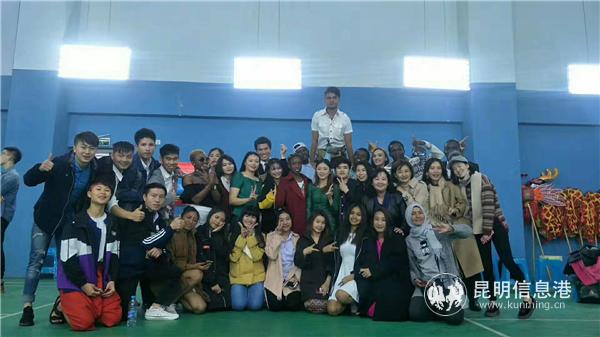 令楊(前排左二)認(rèn)識許多不同國家的朋友 供圖 令楊(前排左二)認(rèn)識許多不同國家的朋友 供圖